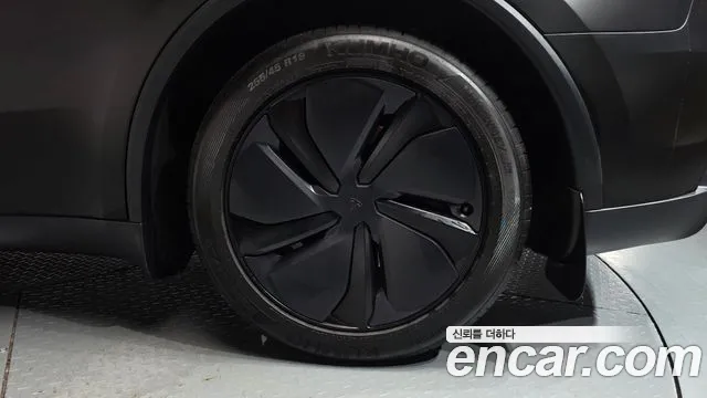 Tesla Model Y — Фото автомобиля 6