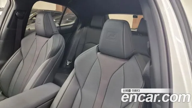 Lexus UX — Фото автомобиля 12