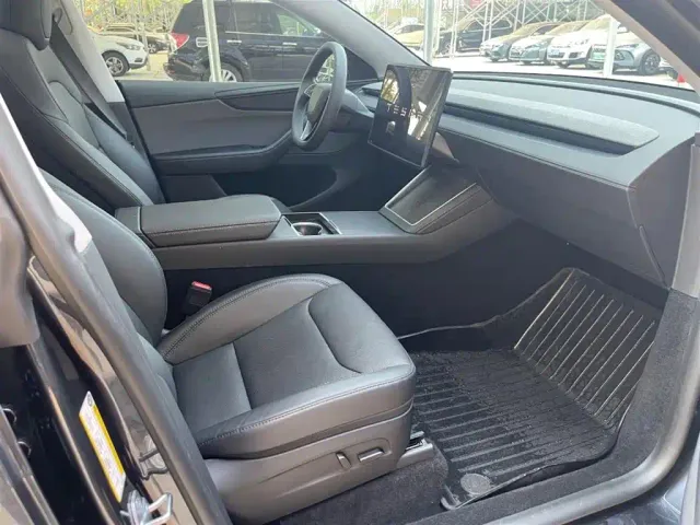 Tesla Model Y — Фото автомобиля 11