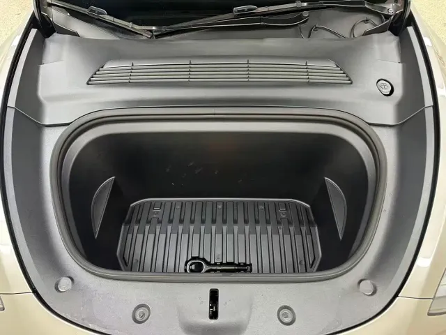 Tesla Model Y — Фото автомобиля 30