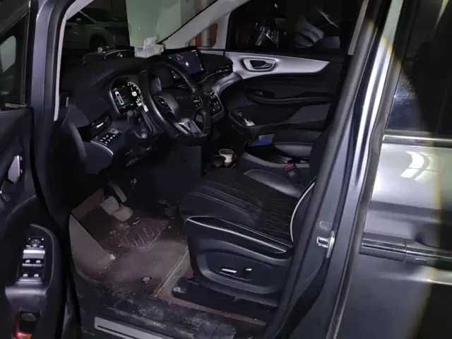 Roewe iMAX8 — Фото автомобиля 9
