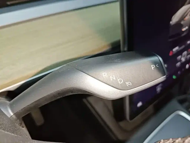 Tesla Model Y — Фото автомобиля 13
