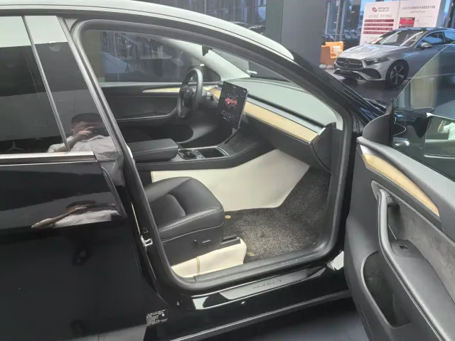 Tesla Model Y — Фото автомобиля 12
