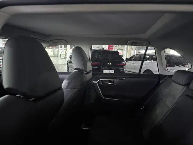 Toyota RAV4 — Фото автомобиля 12