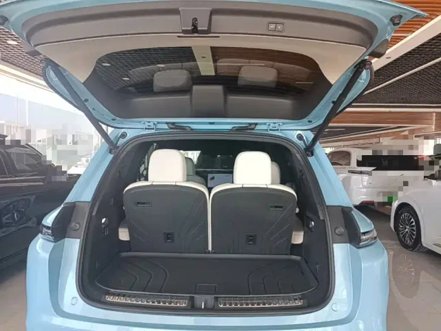 Li Auto L8 — Фото автомобиля 14