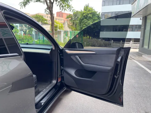 Tesla Model Y — Фото автомобиля 12