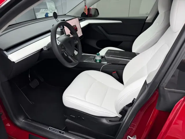 Tesla Model Y — Фото автомобиля 11