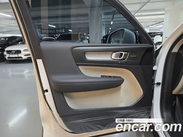 Volvo XC40 — Фото автомобиля 11