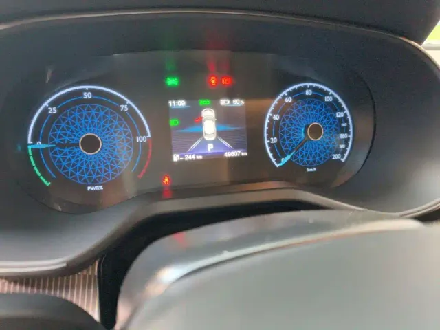 Hongqi E-QM5 — Фото автомобиля 4