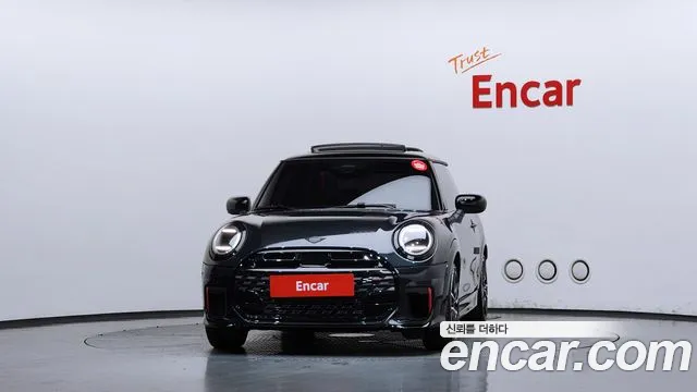 MINI Cooper Generation 4 — Фото автомобиля 3