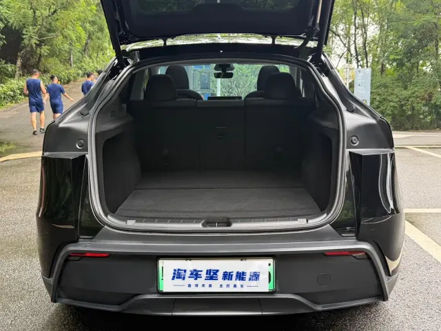 Tesla Model Y — Фото автомобиля 19