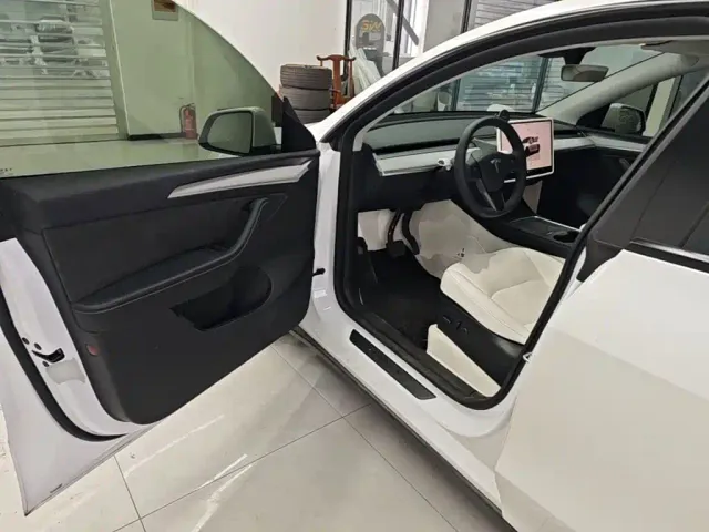 Tesla Model Y — Фото автомобиля 15