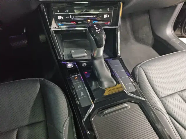Volkswagen Passat 2025 Outstanding 380TSI Starlight Dragon Soaring Edition — Фото автомобиля 13