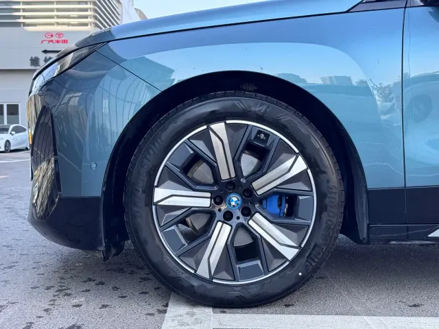 BMW iX — Фото автомобиля 10