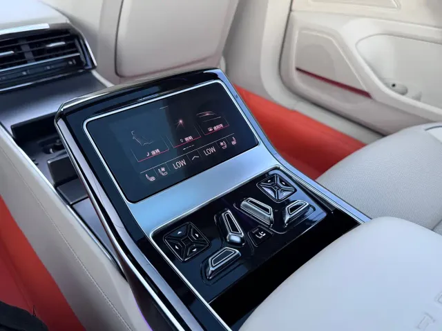 Audi A8 — Фото автомобиля 12