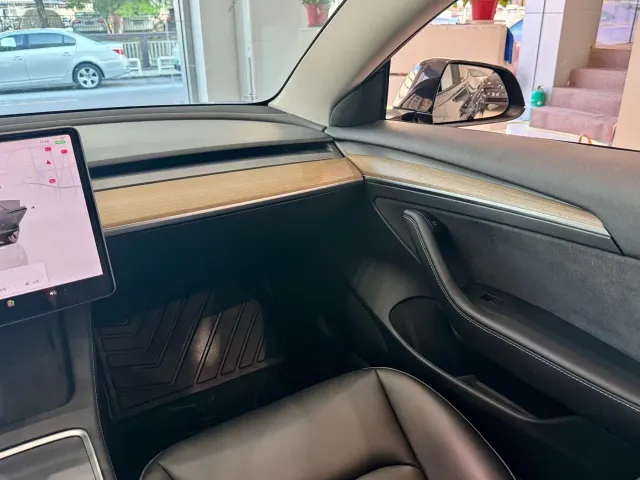 Tesla Model 3 — Фото автомобиля 12