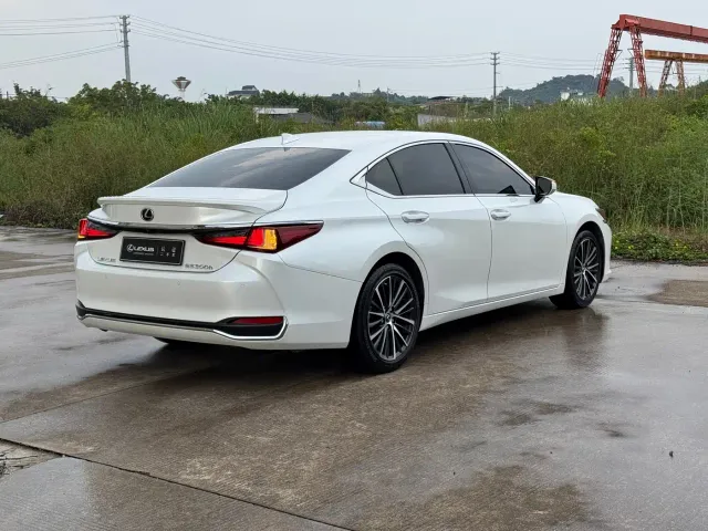 Lexus ES — Фото автомобиля 15
