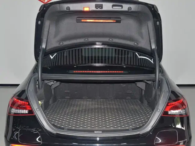 Mercedes-Benz E-Class — Фото автомобиля 21