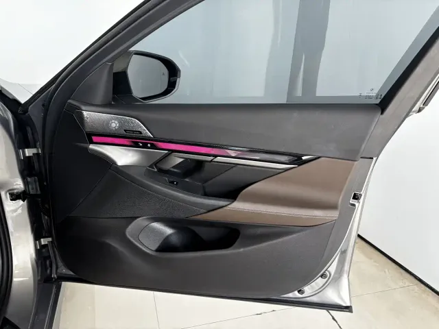 BMW 5 Series — Фото автомобиля 24