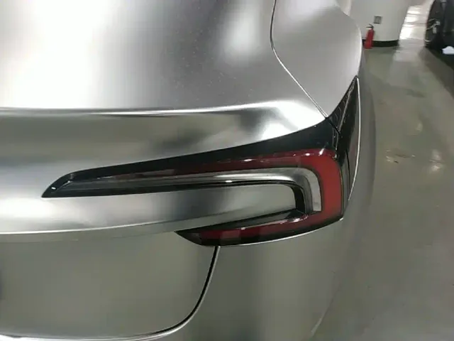 Tesla Model 3 — Фото автомобиля 7