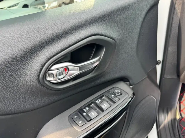 Jeep Cherokee — Фото автомобиля 4