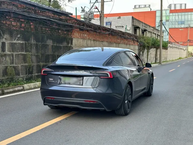 Tesla Model 3 — Фото автомобиля 9