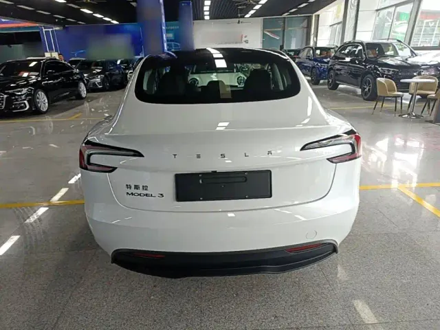 Tesla Model 3 — Фото автомобиля 5