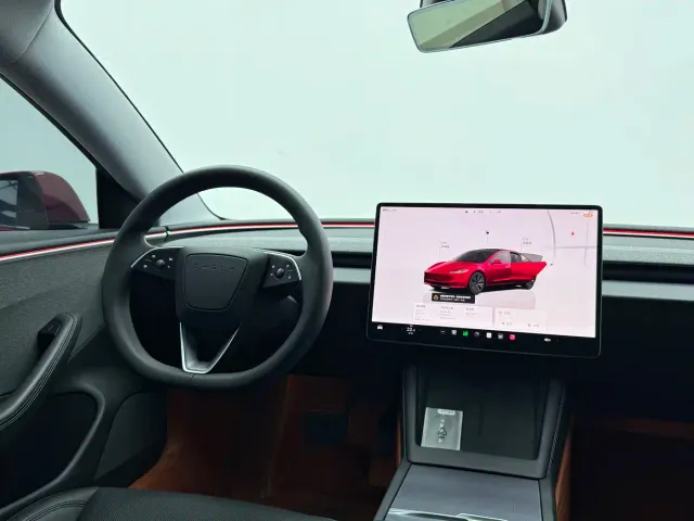 Tesla Model 3 — Фото автомобиля 12