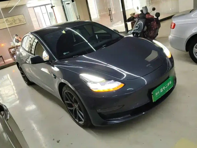 Tesla Model 3 — Фото автомобиля 3