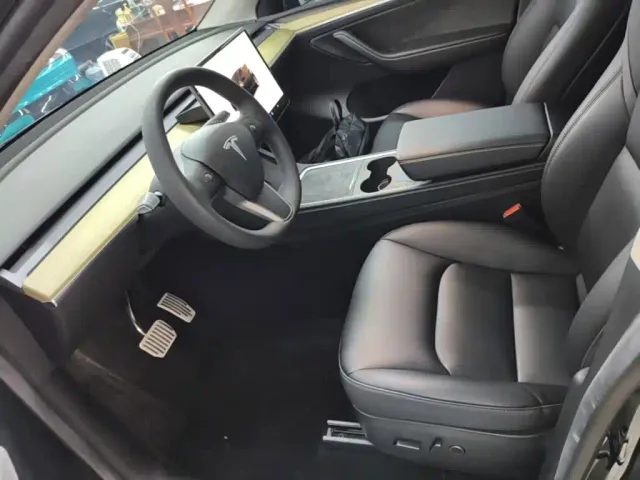 Tesla Model Y — Фото автомобиля 14