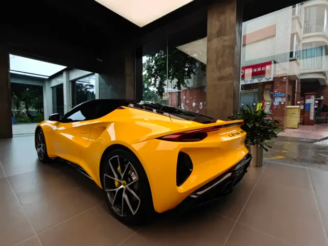 Lotus Emira — Фото автомобиля 4