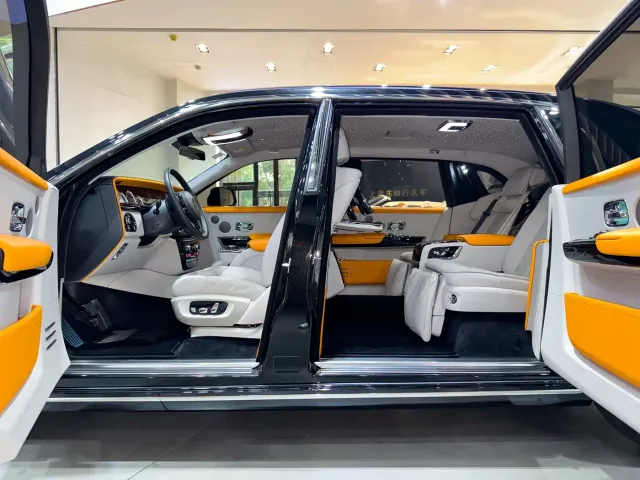 Rolls-Royce Phantom — Фото автомобиля 6