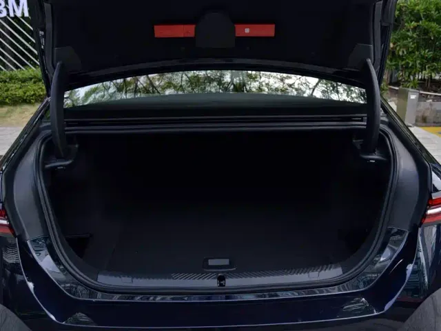 BMW i5 — Фото автомобиля 13