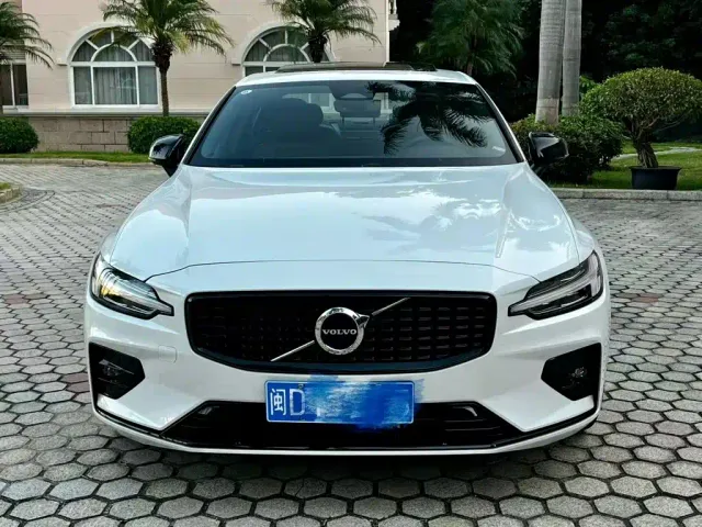 Volvo S60 — Фото автомобиля 2