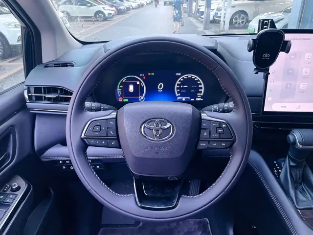 Toyota Sienna — Фото автомобиля 10