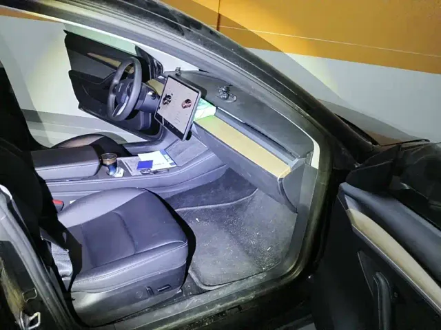 Tesla Model 3 — Фото автомобиля 13