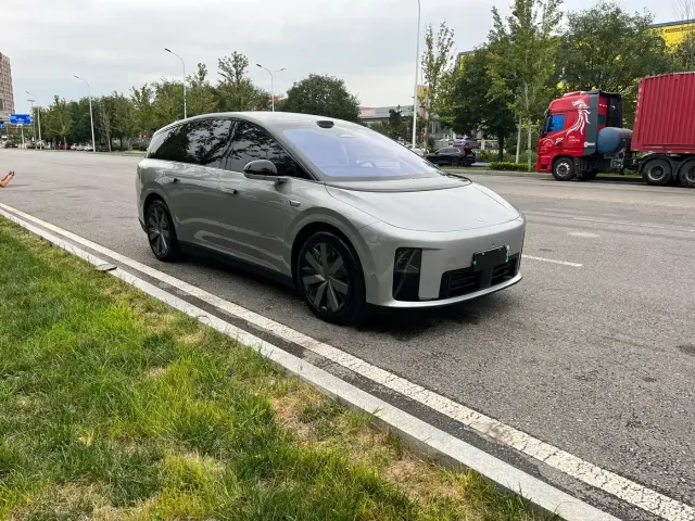 Li Auto i8 — Фото автомобиля 3