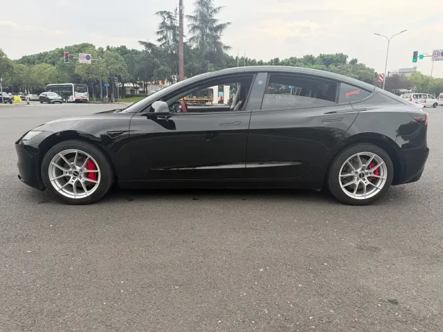 Tesla Model 3 — Фото автомобиля 11