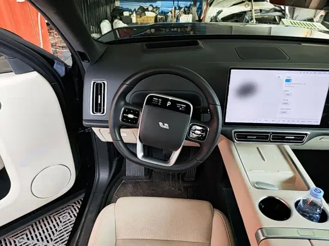 Li Auto L8 — Фото автомобиля 10