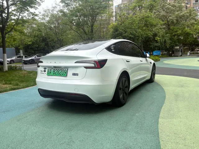 Tesla Model 3 — Фото автомобиля 12