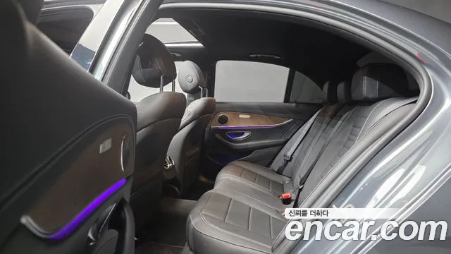 Mercedes-Benz E-Class — Фото автомобиля 12