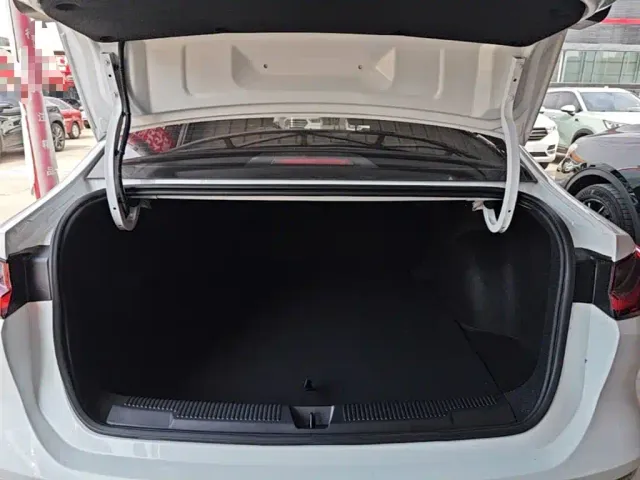 Roewe i5 — Фото автомобиля 18