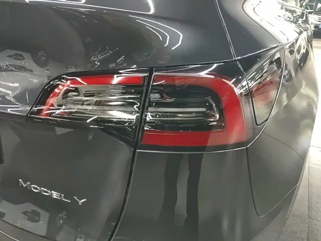 Tesla Model Y — Фото автомобиля 7