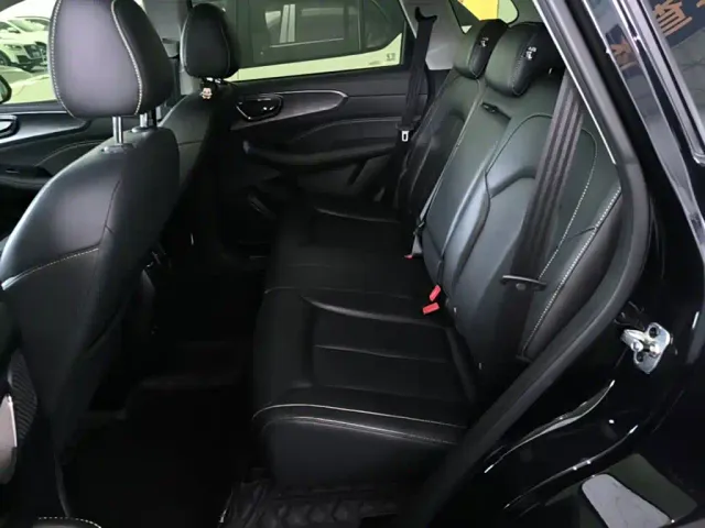 Roewe RX5 — Фото автомобиля 16