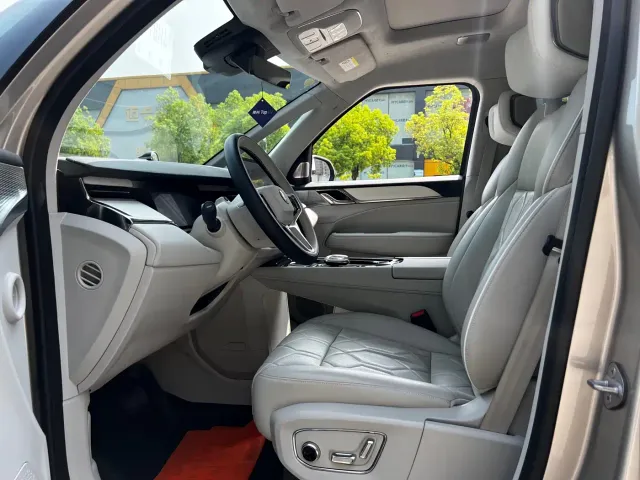 Volvo EM90 — Фото автомобиля 12