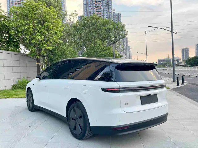 Li Auto i8 — Фото автомобиля 5