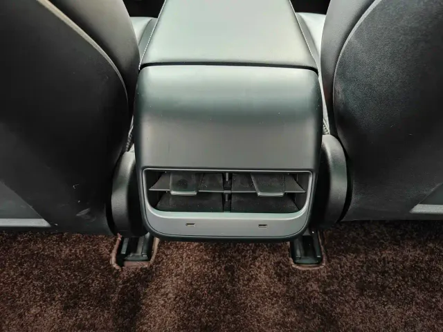 Tesla Model 3 — Фото автомобиля 12