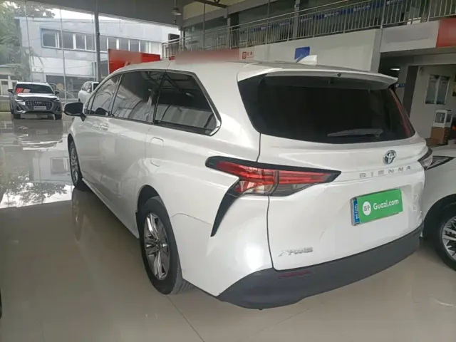 Toyota Sienna — Фото автомобиля 4