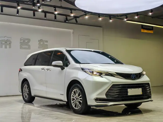 Toyota Sienna — Фото автомобиля 3
