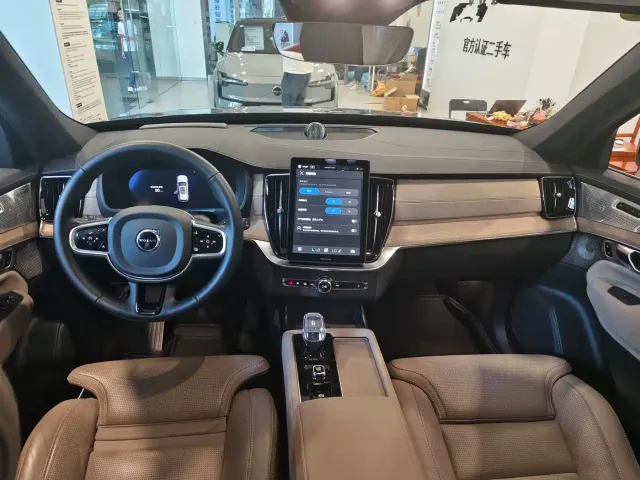Volvo XC90 — Фото автомобиля 6